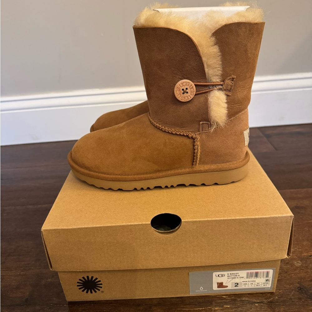 UGG Kids Boots in Brown and Cream - Picture 6 of 9
